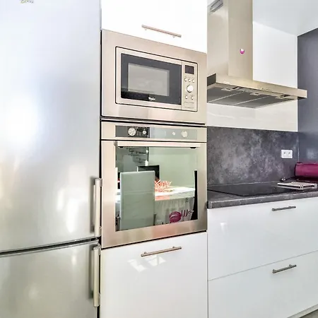 3 Bedroom Lovely In דירה