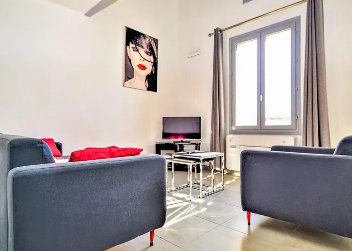 3 Bedroom Lovely In Διαμέρισμα Uzès