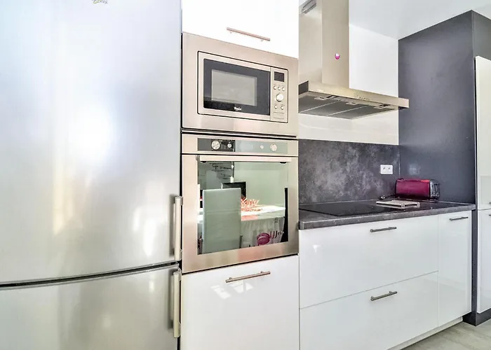 3 Bedroom Lovely In Διαμέρισμα